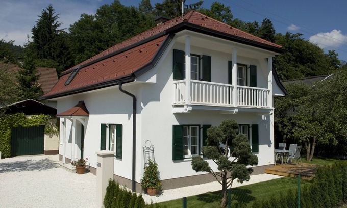 Poertschach am Woerthersee House | Vacation home 170 m² on Lake Wörthersee, 10 minutes' walk to your own bathing area on the lake.