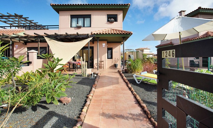 La Oliva House | Vacation Home 'Amadeus' with Shared Pool, Private Terrace and Wi-Fi