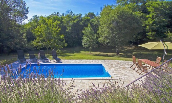 Topid House | Vacation home Green by Interhome