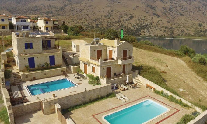 Kavallos House | Vacation home only 50 m from the Kournas lake.