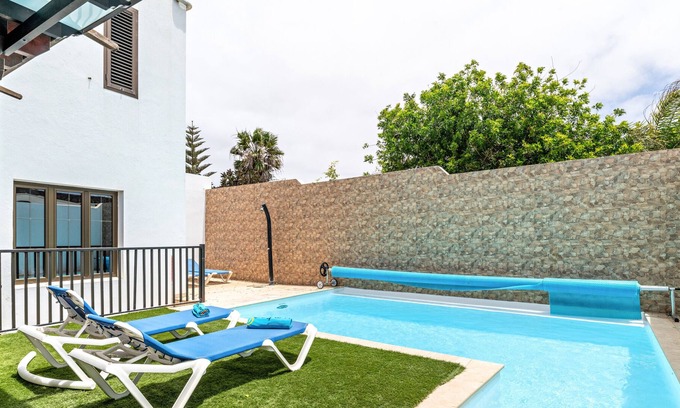 Tinajo House | Vacation Home "Valeria" with Private Pool & Wi-Fi