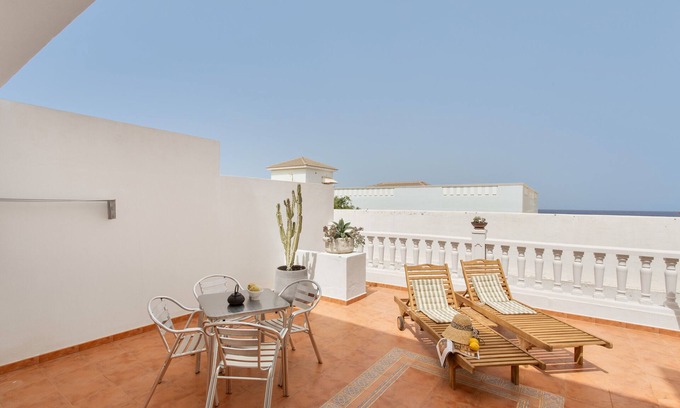 Puerto del Rosario Apartment | Vacation 'Nomad Retreat' with Private Terrace, Private Garden and Wi-Fi