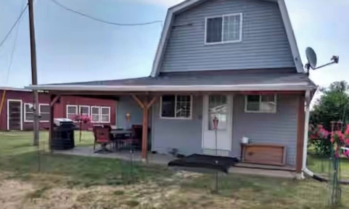 Necedah Cabin | Vacation on a Farm! Guesthouse in Necedah