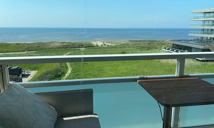 Egmond aan Zee Apartment | Vacationing and sleeping right by the sea? This is possible if you opt for the completely redesigned Penthouse Zonnehoff with frontal sea view. The apartment is modern and stylishly furnished. Light, space and comfort dom