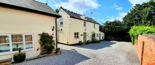 Prestatyn House | Vale View Cottages -The Coach House, Great location in Prestatyn!