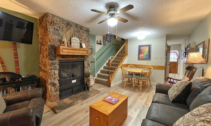Red River House | Valley Condo 112 - Creekside - Wi-Fi - Hot Tub - Fireplace - Washer/Dryer - Play