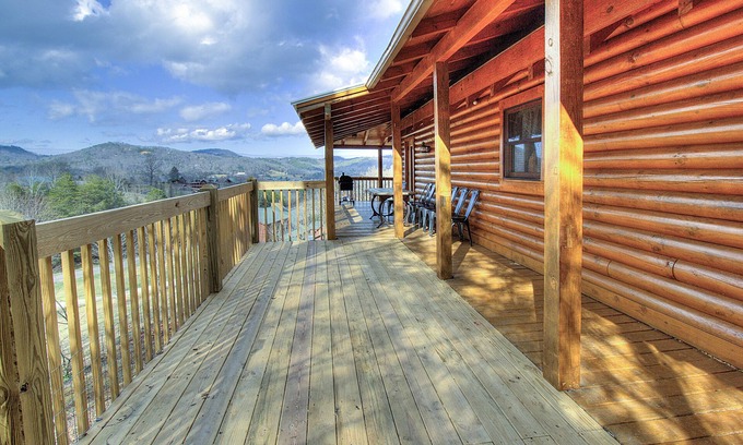 Gatlinburg - Pigeon Forge Cabin | Valley Views, Easy Access & Perfect Family Cabin! Hot tub, theater room/play set