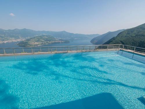 Plassi Apartment | Van Gogh - beautiful lake Iseo view and swimming pool