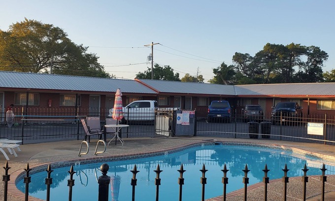 Navasota Hotel | Vanguard Motel