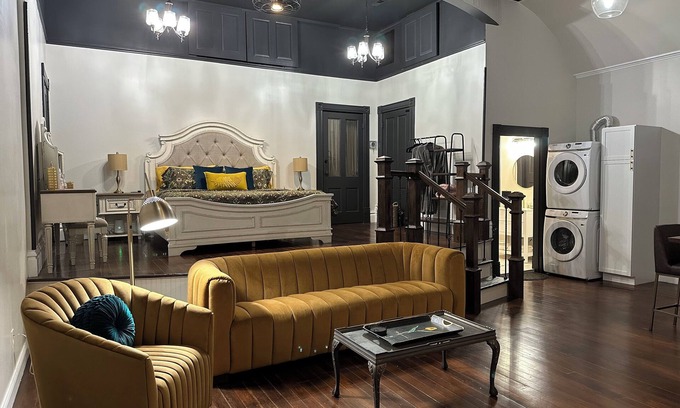 McKittrick Apartment | Vaudeville Suite, Romantic King Stay Just 4 Min from Hermann Wineries