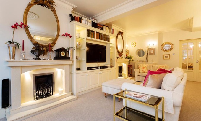 Munster House | Veeve - Kingwood Character