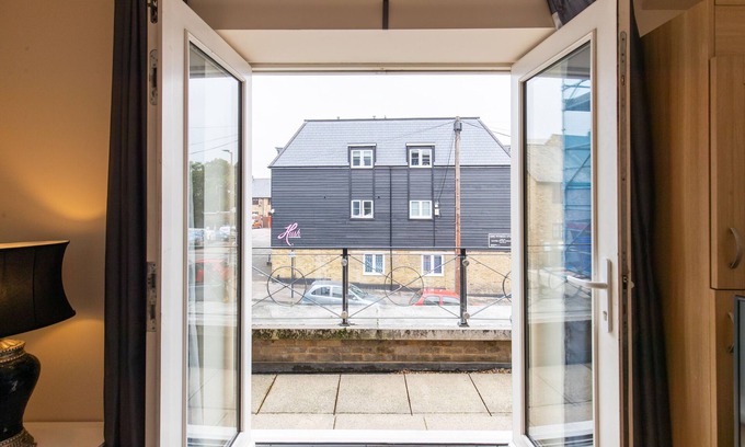 Hoddesdon Apartment | Velvet 1-bedroom Apartment With Balcony, Hoddesdon