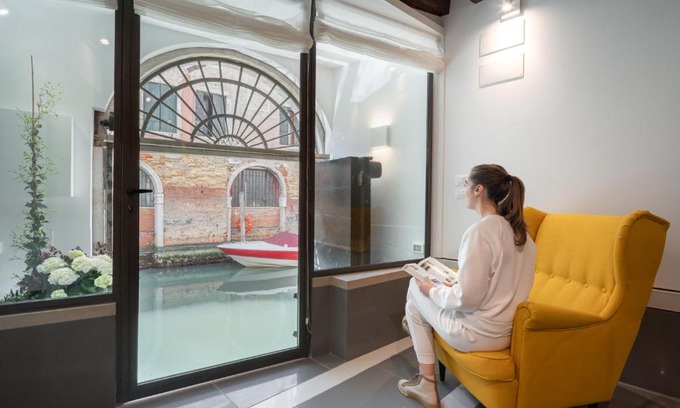 Castello Apartment | Venetian Canal View