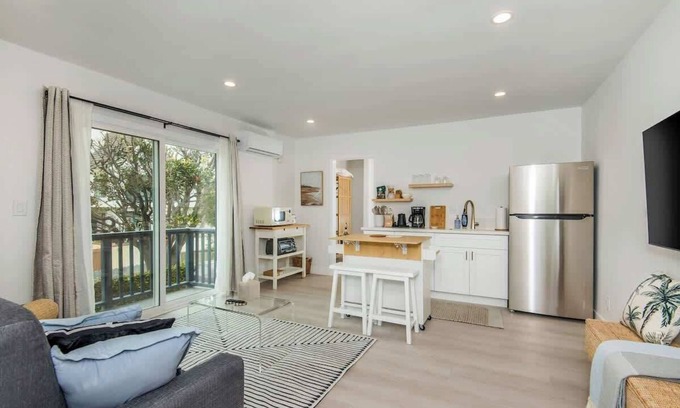 Marina Peninsula Apartment | Venice Beach & Nightlife Bliss: Oceanview Studio