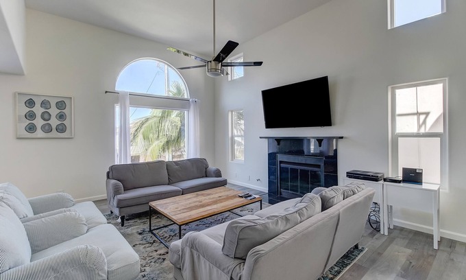 Ventura House | Ventura Beach House with Ocean View
