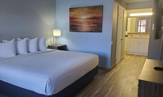 Vero Beach Hotel | Vero Beach Inn & Suites | Grand Suite w/Kitchen | Near Jackie Robinson Complex