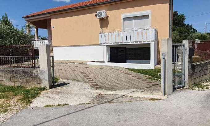 Lovinac House | Very nice house with garden, terrace, balcony and 2 courtyard parking spaces