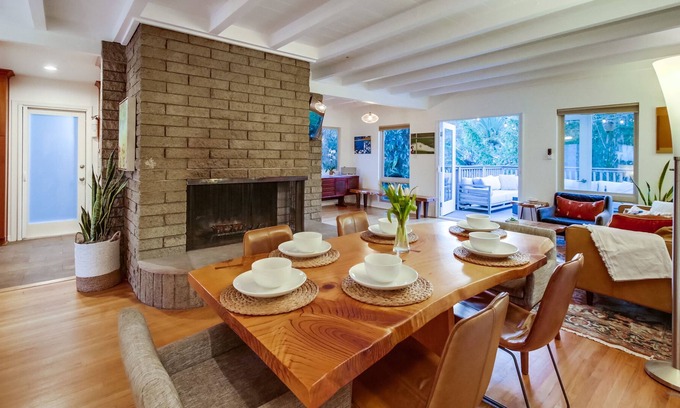 La Playa House | Very Private Wooded Area Gem: Sleeps 6 Near Bay and Beach! GYM AND OFFICE!
