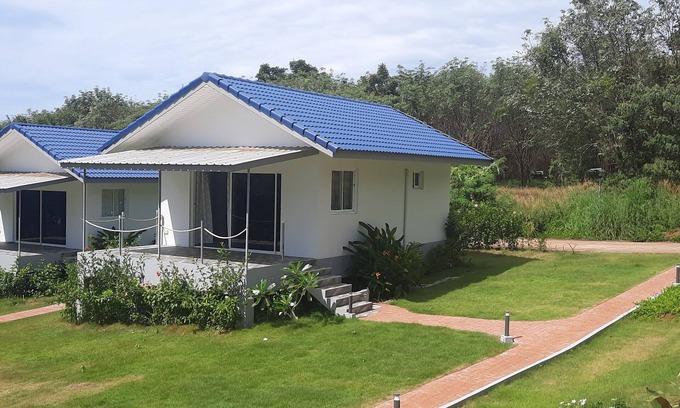 Ko Mak House | Very quiet bungalow right next to the horse paddock