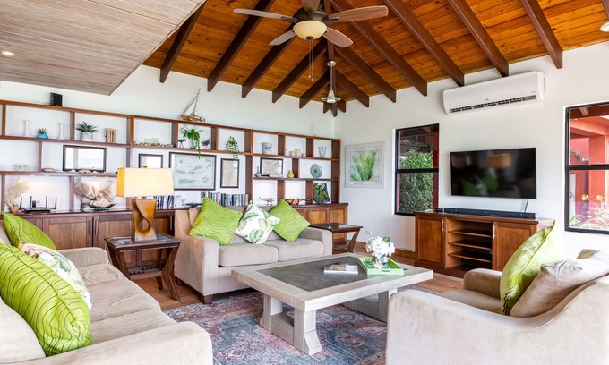 Great Mountain Villa | Paradiso Ocean View. A perfect getaway.n10 mins drive to Smugglers Cove Beach.