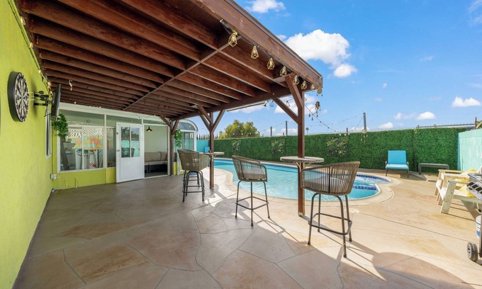 City of Industry House | Vibrant 5BR/2BA Ranch Home w/Pool l King Bed 2000 Sqft -Disneyland!
