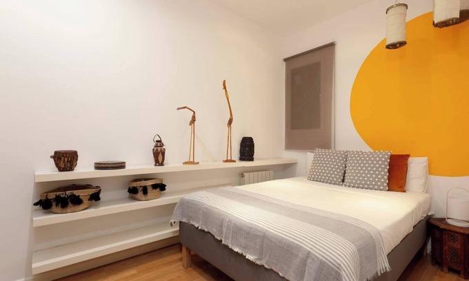 El Poble-sec Apartment | Vibrant Design 2 BD in Centric flat W/Terrace!