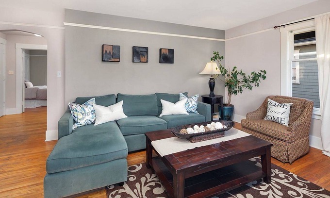 Capitol Hill Apartment | Vibrant Lake View Seattle Apartment w/Balcony