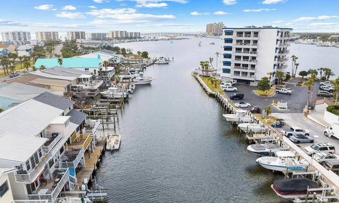 Holiday Isle House | "Vic's Fish Camp" 2 Private Beaches, Dock Space, 2 Balconies, Canal Front