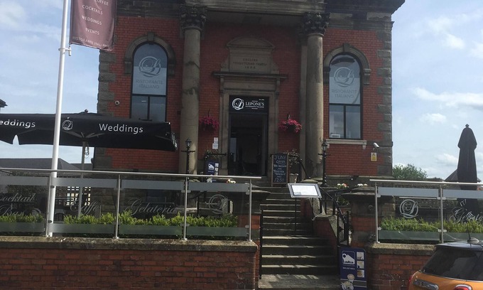 Longford Apartment | Victorian Church town centre flat with 2 bedroom en suite