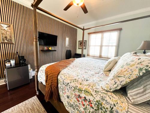 Historic Downtown Savannah House | Victorian Modern Room in Carriage House - Unit B