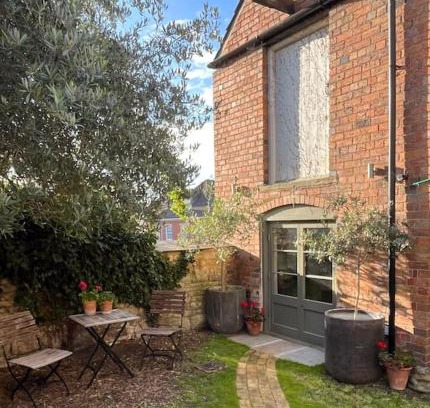 Stamford Apartment | Victorian Red Brick Barn in the Heart of Stamford