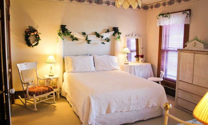 Algonquin Bed & Breakfast | Victorian Rose Garden