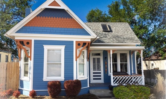 Prescott Cottage | Victorian Suites ~ The Perfect Location with all the Comforts of Home