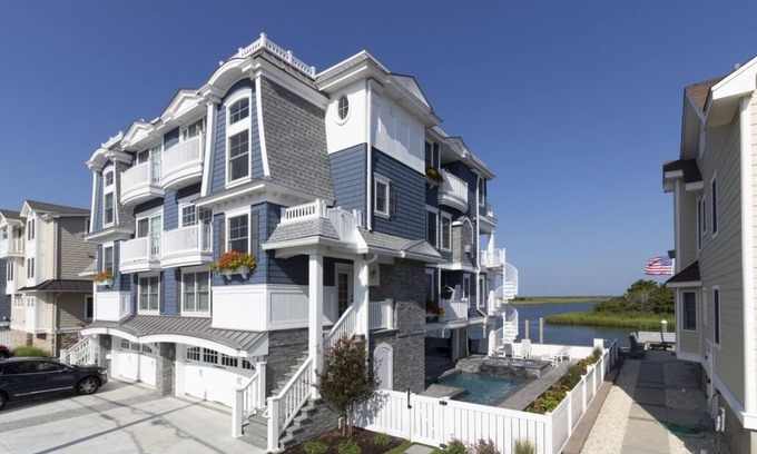 Avalon House | Victory Sunset - 6 bedroom ~ Elevator ~ Pool ~ Bayfront - Sleeps 14 - Avalon, NJ
