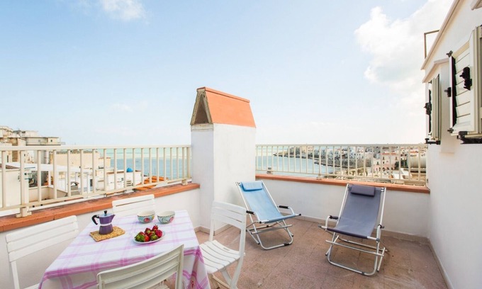 Chiesiola Apartment | VIESTE: SCALINATELLA AT SEApanoramic, central, 3-minute walk to the beach
