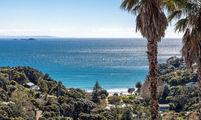 Waiheke Island House | VIEWS TO DIE FOR! 2 LEVEL 2 BEDROOM with BALCONY, 2nd covered DECK, AIRCON, WiFi