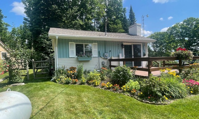 McMillan Cottage | Views, Vibes & Vacation Time-2 BR Lakeview Stay in McMillan Sleeps 10