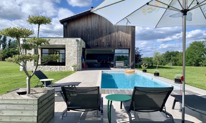 Port-Sainte-Foy-et-Ponchapt Villa | Villa Pourpre, 5* - Indoor-outdoor lounge concept & exceptional surroundings.