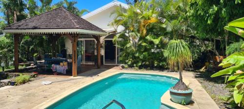 Bois de Nefles Villa | Villa élégante avec piscine à Saint-Paul, Réunion, vue sur mer