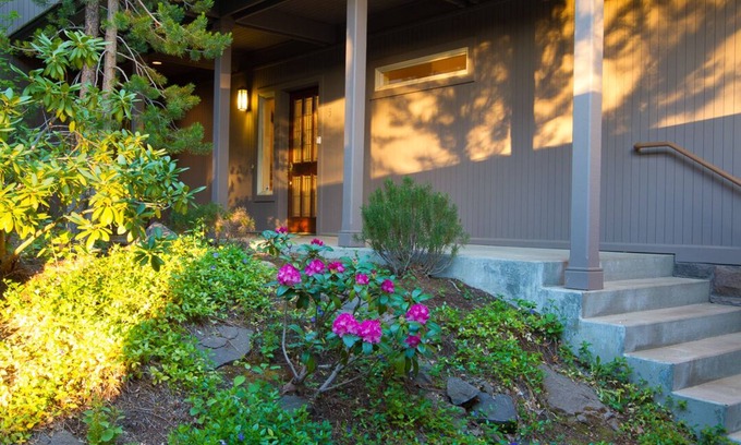 Broken Top House | Villa 5 - Hot Tub, Golf Course Views, Large Deck, Quiet and Peaceful in Broken Top