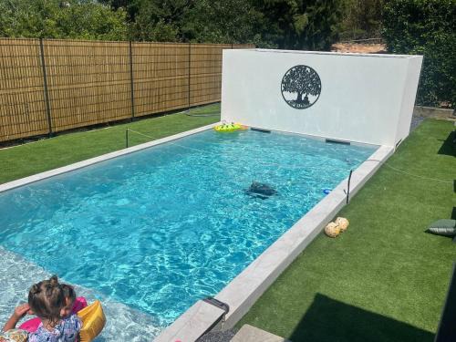Millas Villa | Villa accueillante à Millas avec piscine privée et jacuzzi