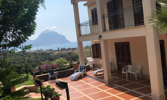 Macari Villa | Villa Aileen in a subtropical garden near the most beautiful beach in Italy