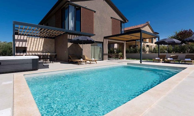 Kadumi House | Villa Albona in Kadumi