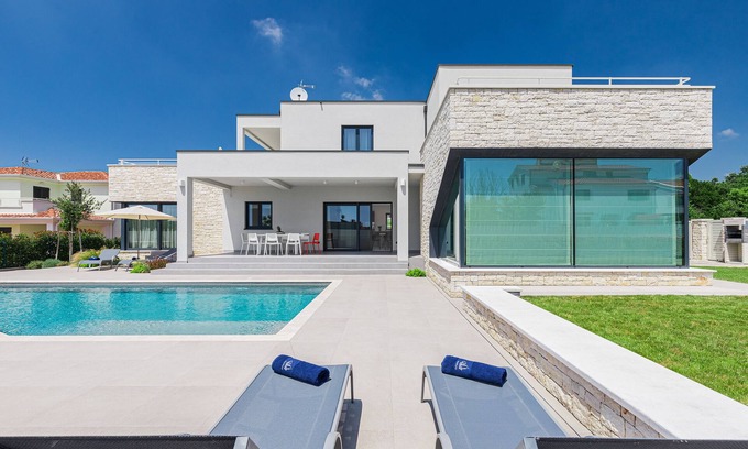 Vrvari Villa | Villa Anni * in Porec, TOP villa with private pool and sea view