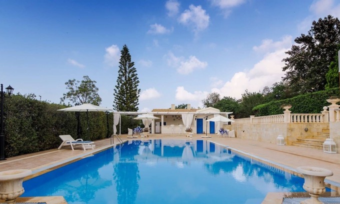 Skotino Villa | Villa Aphrodite- Communal Pool-WiFi-A/C