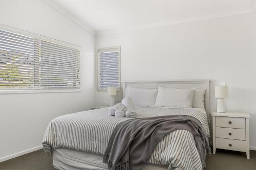 Two Mile Bay House | Villa at the Lake