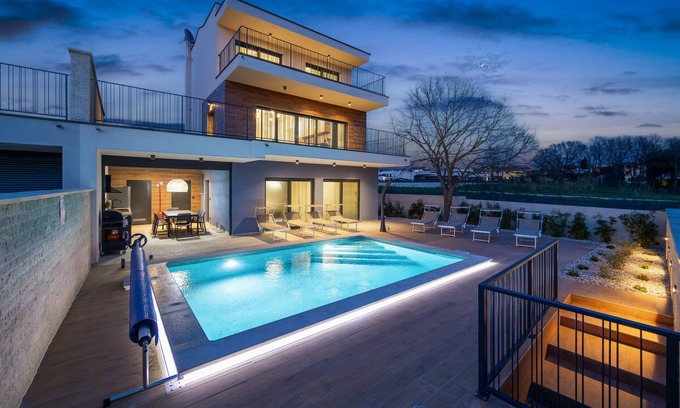 Banjole Villa | Villa Bay I near Medulin for 9 people with heated pool - playground & whirpool only 100 meters from the beach - pet friendly