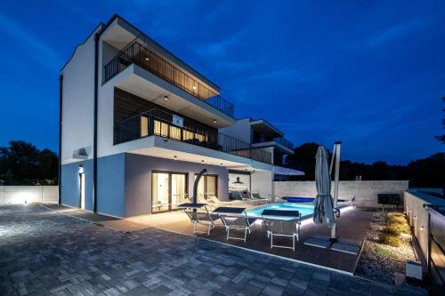 Banjole Villa | Villa Bay II near Medulin for 9 people with heated pool - playground & whirpool only 100 meters from the beach