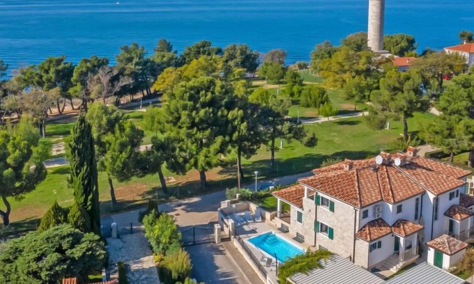 Basanija House | Villa Beach Front by Interhome