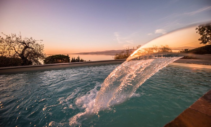 San Feliciano Villa | Villa Bianca Luna ... the lake from a cloud